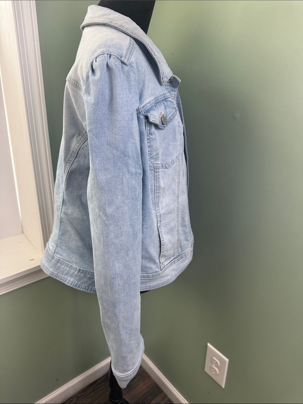 White House Black Market Light Wash Denim Jean Jacket XL - Picture 6 of 8